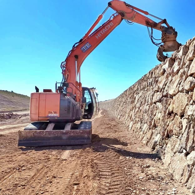 Retroexcavadora disponibles para alquiler con operador en La Rioja