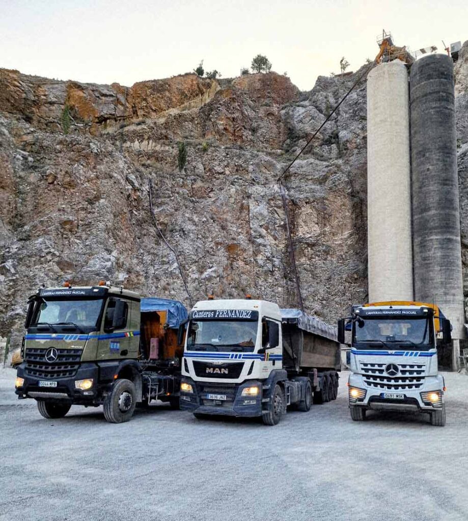Camión bañera transportando áridos calizos desde cantera a obra en La Rioja