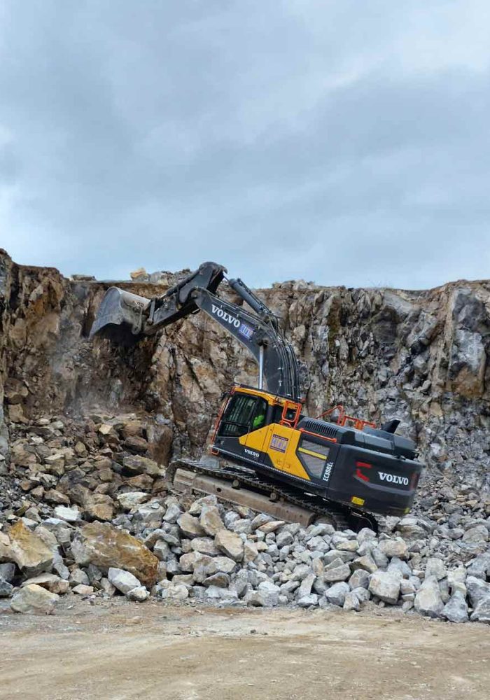 Dumper y retroexcavadora disponibles para alquiler con operador en La Rioja