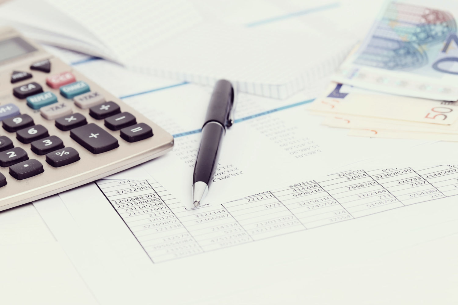 oficina documentos cuentas dinero scaled e1684774198960